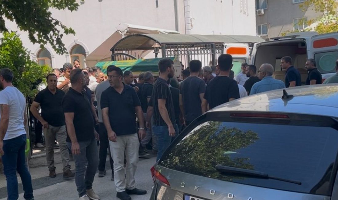 Servis minibüsü, hafriyat kamyonu ve yolcu otobüsünün karıştığı zincirleme kazada