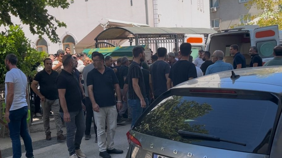 Servis minibüsü, hafriyat kamyonu ve yolcu otobüsünün karıştığı zincirleme kazada