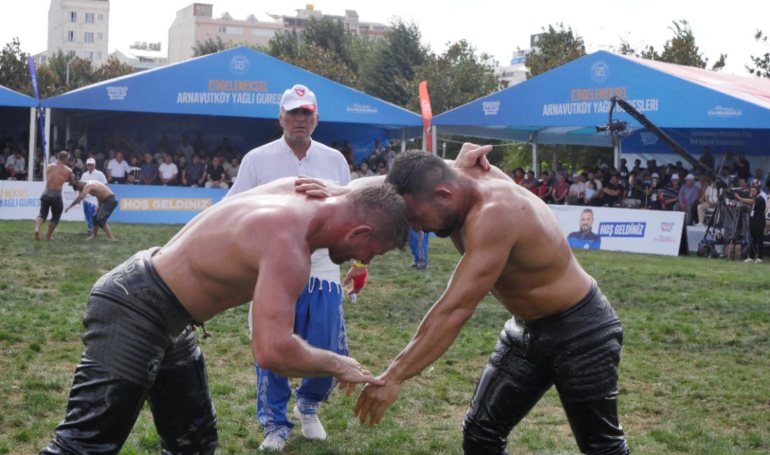 Er meydanında binlerce sporsever, 355 pehlivanın kıran kırana çabasına tanıklık