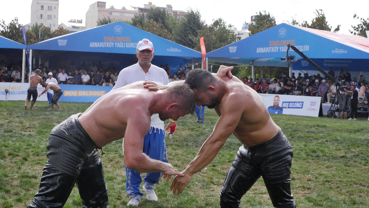 Er meydanında binlerce sporsever, 355 pehlivanın kıran kırana çabasına tanıklık