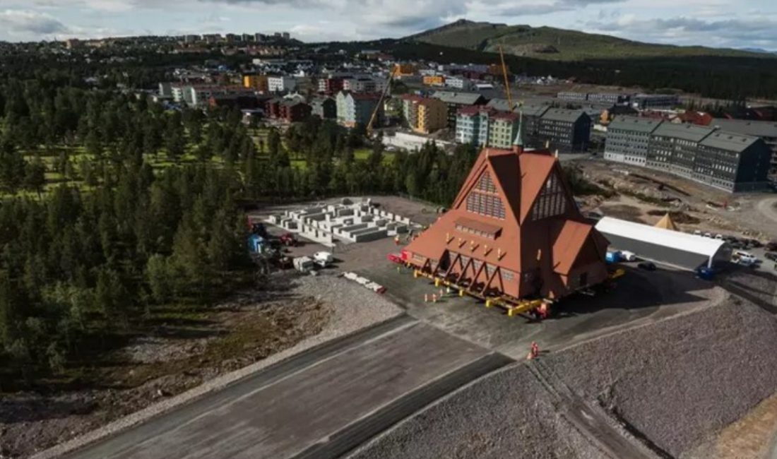 Kiruna kentinde 1912 yılında inşa edilen tarihi Kiruna Kilisesi, heyelan