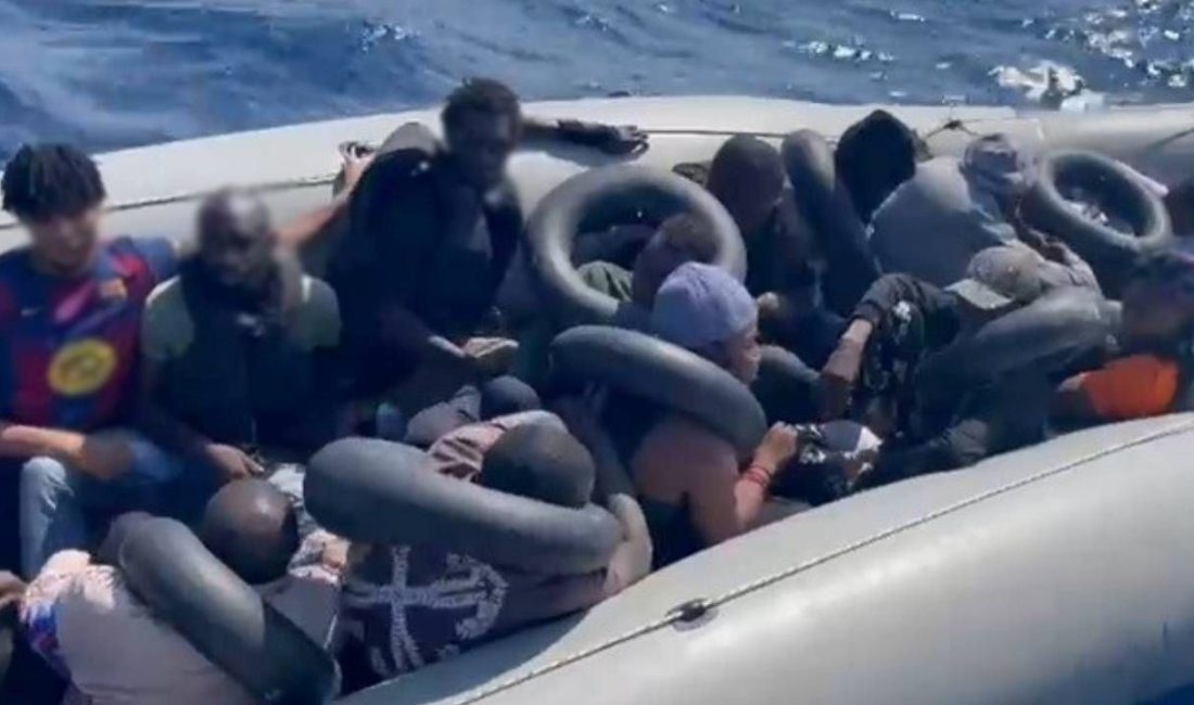 İzmir'in Çeşme ilçesi açıklarında ve Seferihisar ilçesinde, 23 sistemsiz göçmen