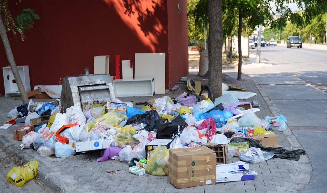 Kentteki çöp sorunu, Karşıyaka ilçesinde de baş gösterdi. Bölge halkının