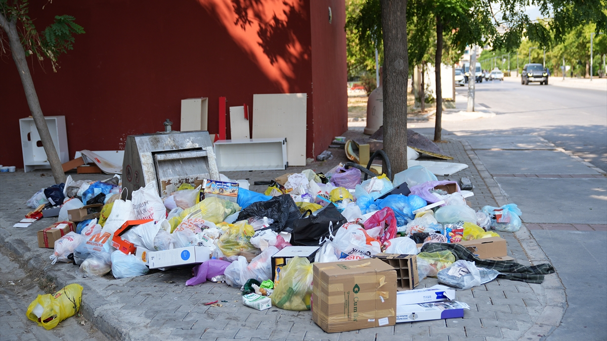 Kentteki çöp sorunu, Karşıyaka ilçesinde de baş gösterdi. Bölge halkının