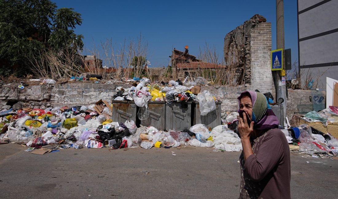 Vatandaşlar, Konak ve Buca ilçelerinde biriken çöp yığınları ve oluşan