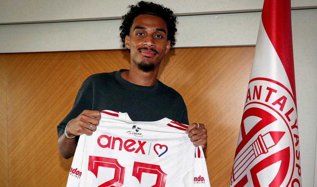Antalyaspor, Gambiyalı futbolcu Ceesay'ı transfer etti.