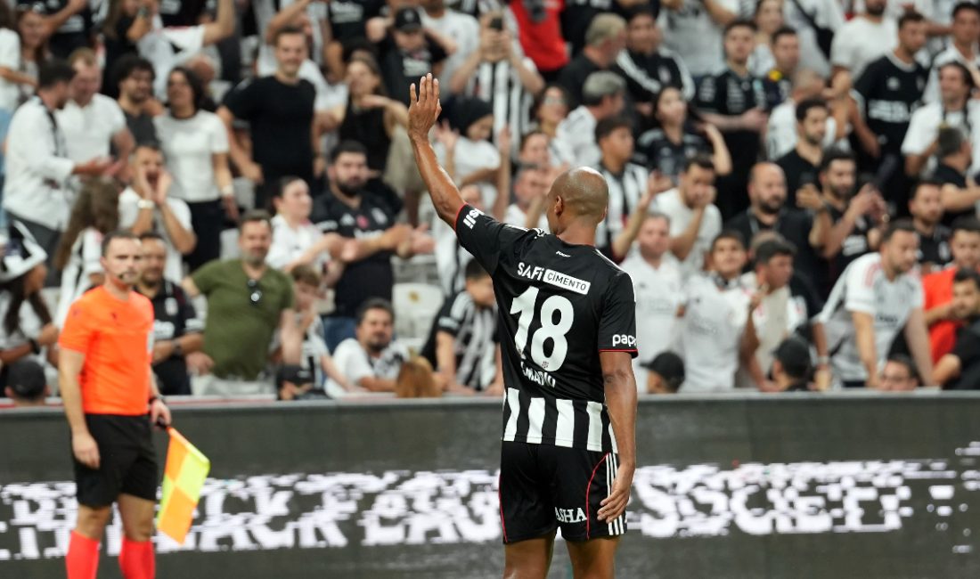 Beşiktaş’ın Portekizli orta saha oyuncusu Joao Mario, St. Patrick's karşısında
