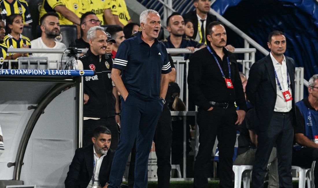 Fenerbahçe Teknik Yöneticisi Jose Mourinho, Benfica maçının 44. dakikasında soyunma