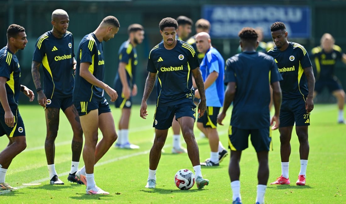 Fenerbahçe Teknik Yöneticisi Jose Mourinho, Feyenoord maçı öncesi yapılan idmanda