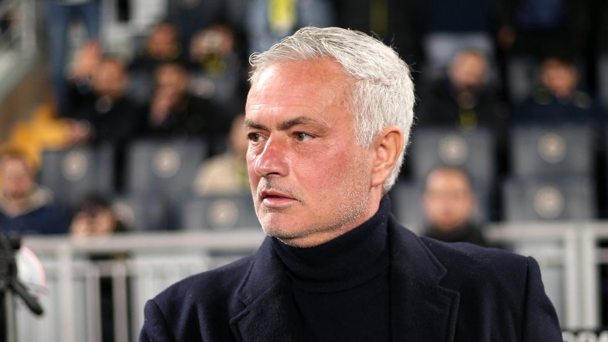 Fenerbahçe’de beklenen performansı gösteremeyen Jose Mourinho'yla yollar ayrıldı. Alınan karar