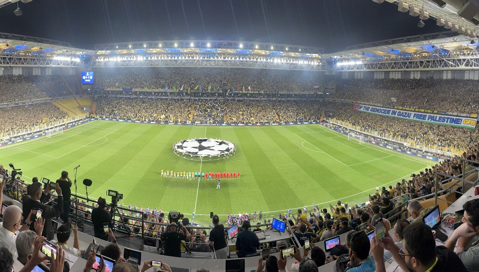 Benfica ile karşılaşan Fenerbahçe, maç öncesi bir hasret gideridi. Kadıköy'de