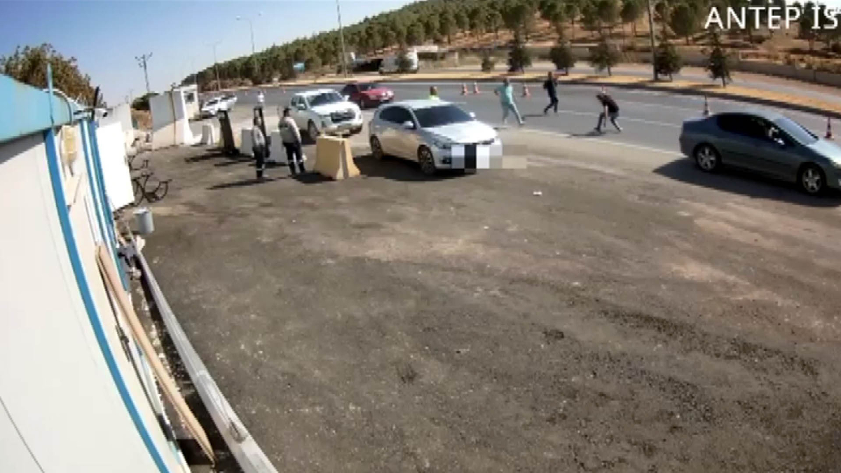 Kahramanmaraş-Gaziantep kara yolunda, Ö.C., denetim noktasında arabasıyla polise çarpıp kaçtı.