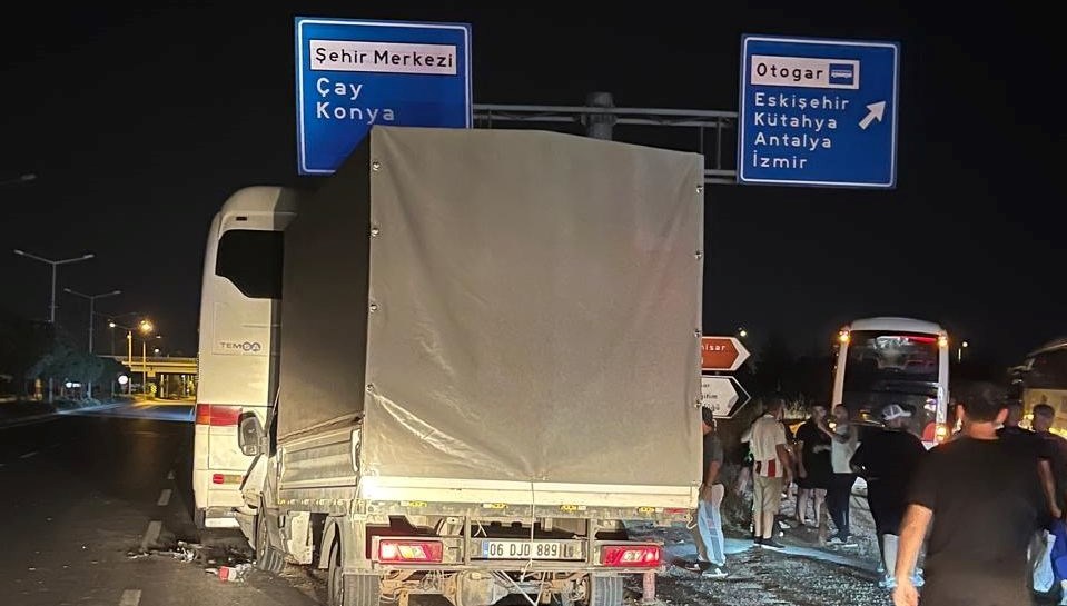 Afyonkarahisar'da bir kamyonet, yolcu otobüsüne geriden çarptı. Kazada çarpmanın tesiriyle
