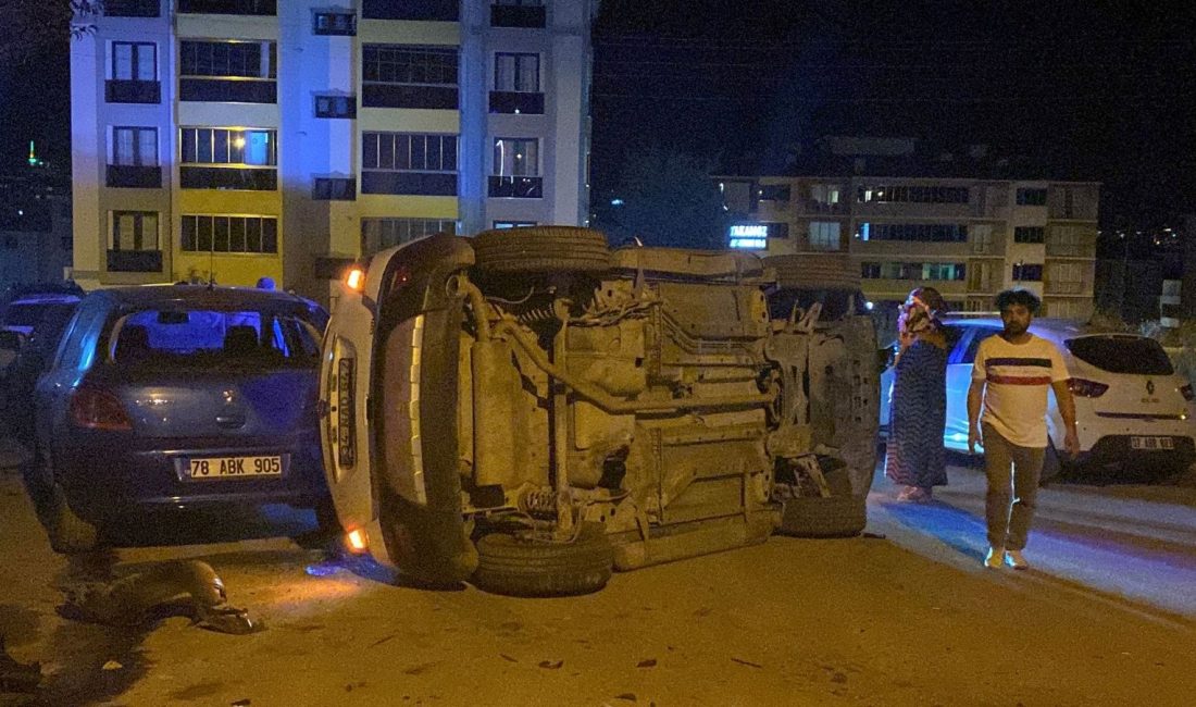 Karabük'te bir kavşakta üç aracın karıştığı trafik kazası meydana geldi.