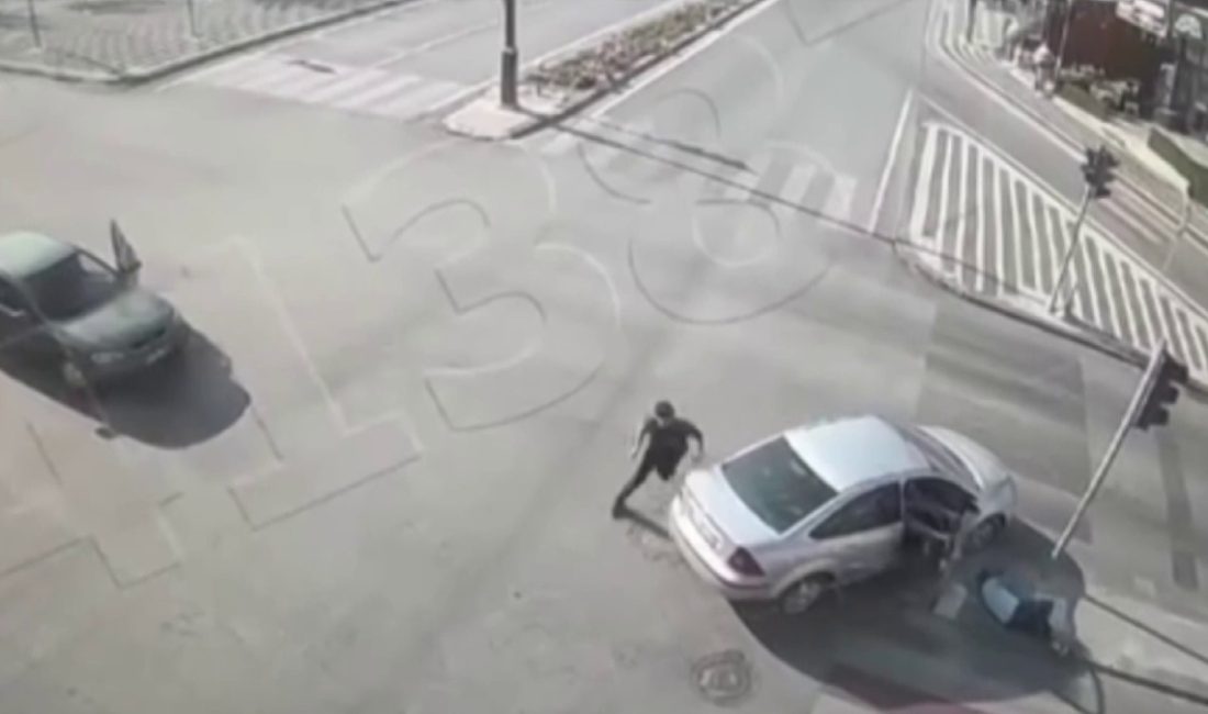 Kentte bir arabanın kavşakta motosiklete çarparak şoförünün vefatına sebep olduğu