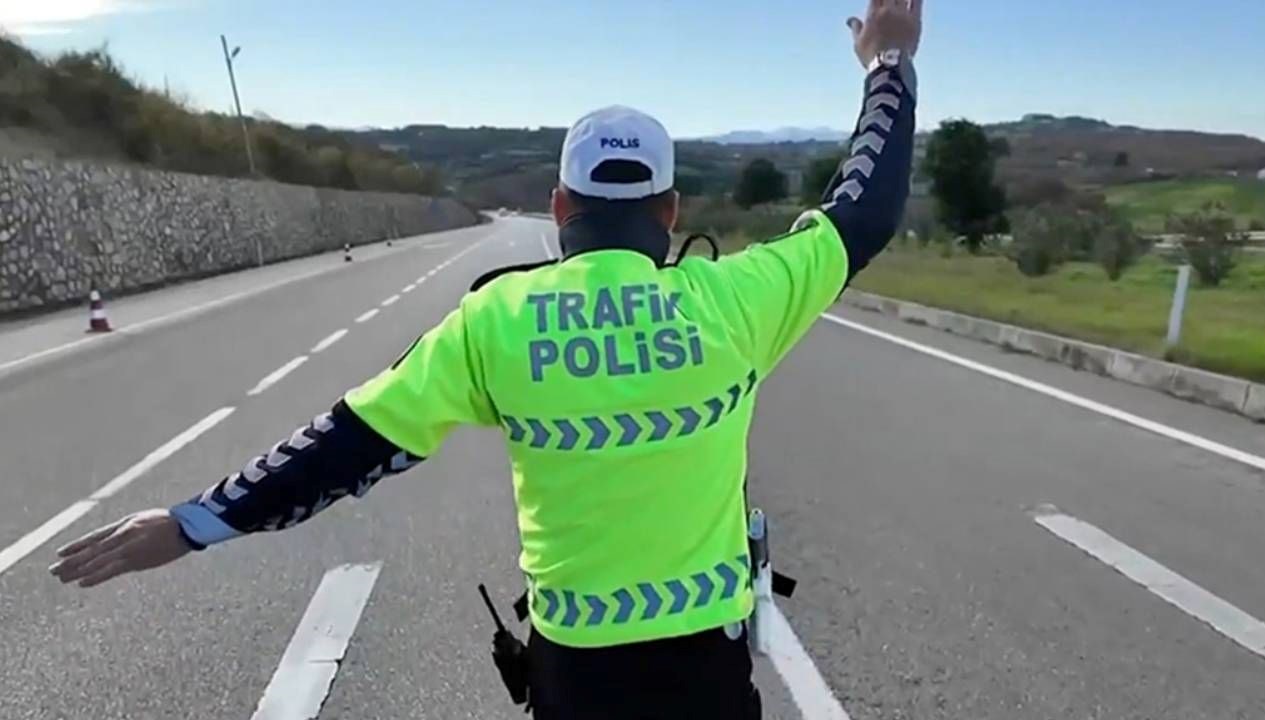 Karayollarındaki hız sınırlamaları ve trafik işaretlemeleri şimdiki standartlara nazaran tekrar pahalandırılacak. Cumhurbaşkanlığı
