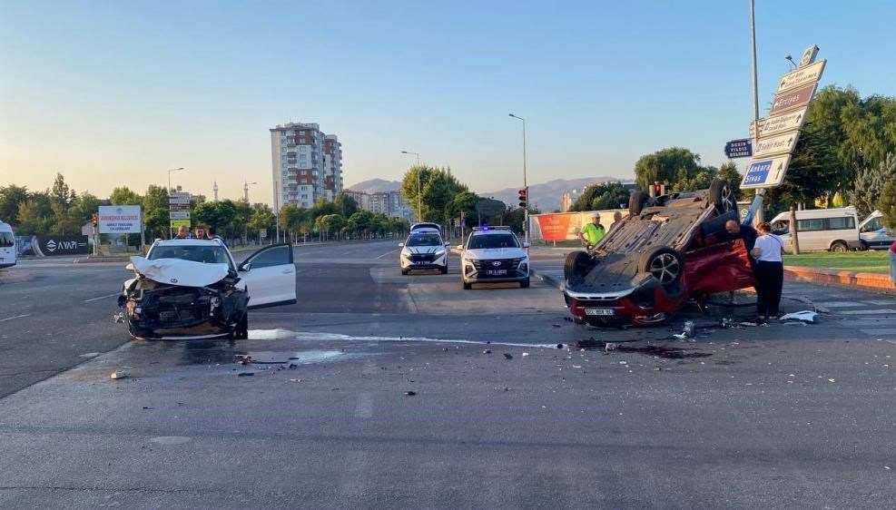 Kayseri'de kavşakta meydana gelen trafik kazasında iki araçtan biri takla