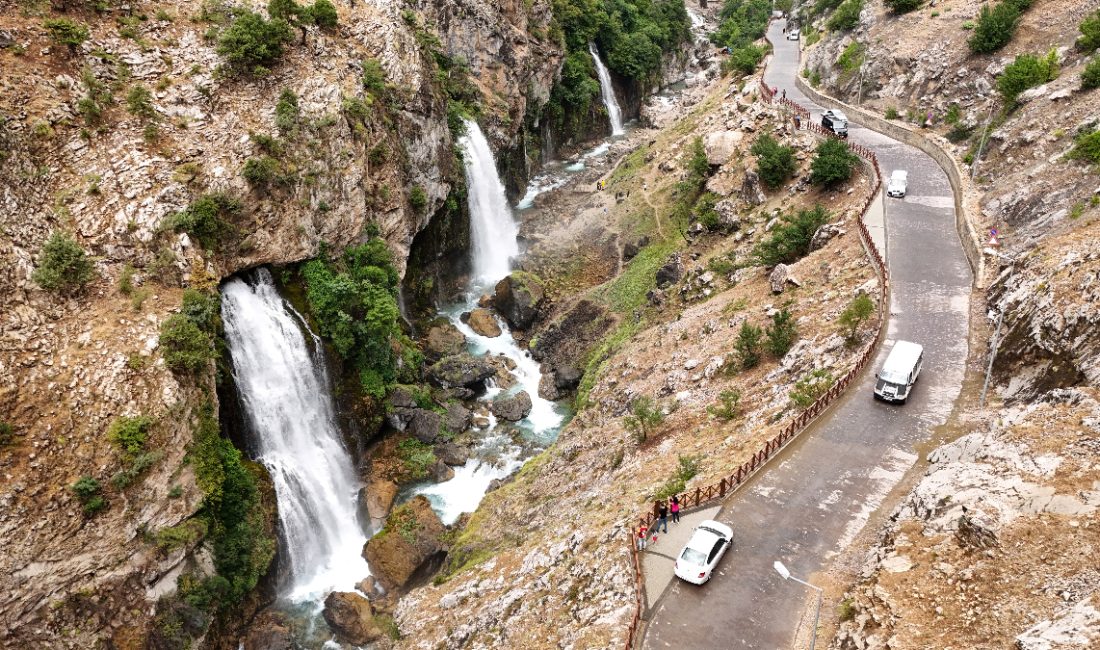 Kayseri'de Aladağlar Ulusal Parkı sonlarında bulunan Kapuzbaşı Şelalesi havadan çekilen