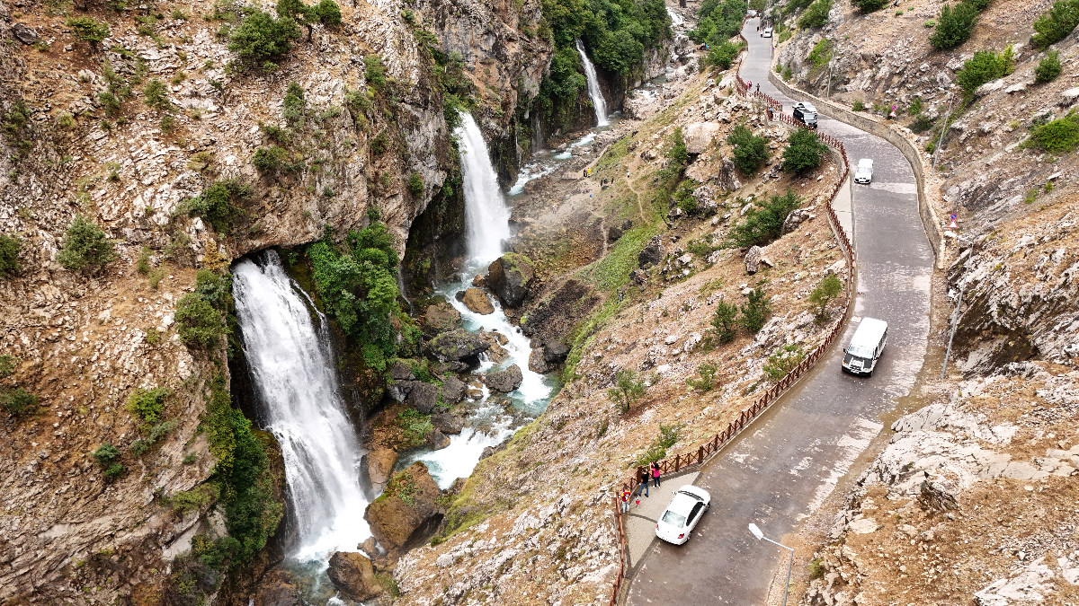 Kayseri'de Aladağlar Ulusal Parkı sonlarında bulunan Kapuzbaşı Şelalesi havadan çekilen