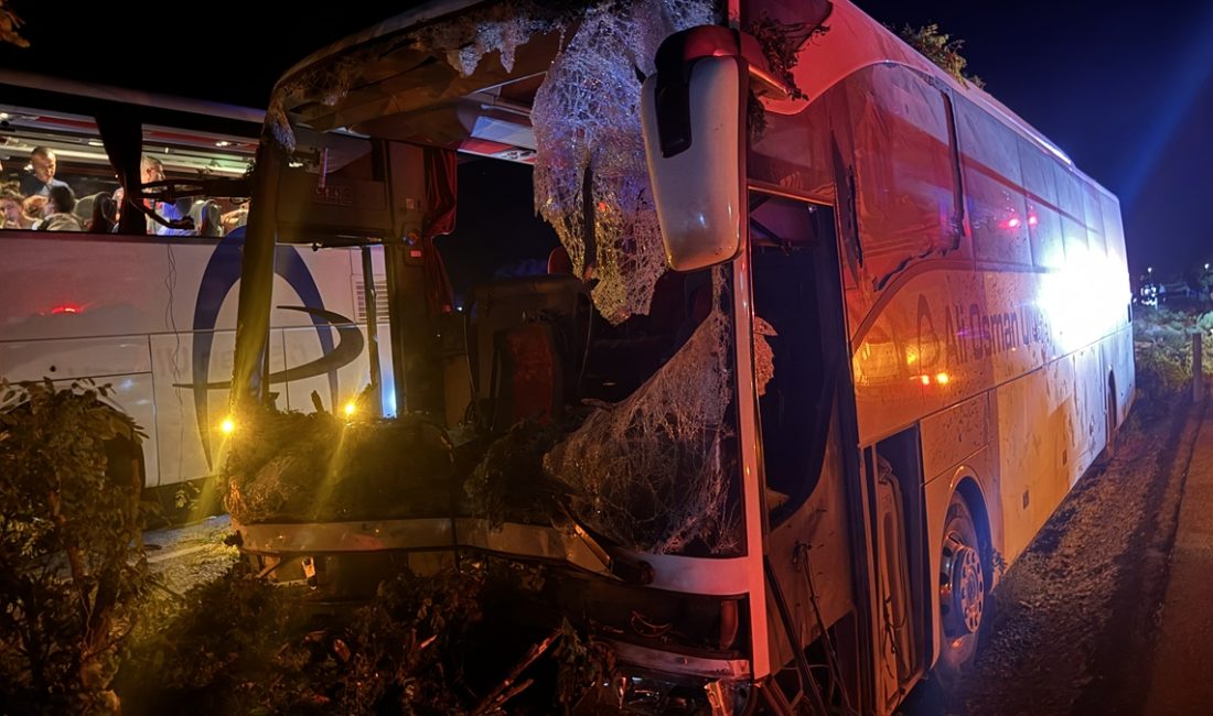 Kayseri'de yolcu otobüsünün orta refüjdeki ağaçlara çarpması sonucu 1 kişi