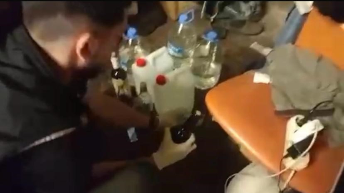 Kentte polis grupları, düzmece alkol üretiminde kullanılan 50 litre etil
