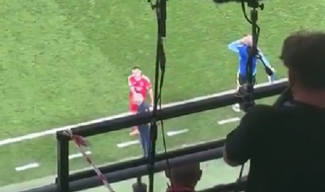 Kerem Aktürkoğlu, oyundan çıktıktan sonra Jose Mourinho ile el sıkıştı.