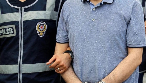Aydın'da yol uygulaması sırasında kimliğini göstermek istemeyen bir şoför, tartıştığı misyonlu
