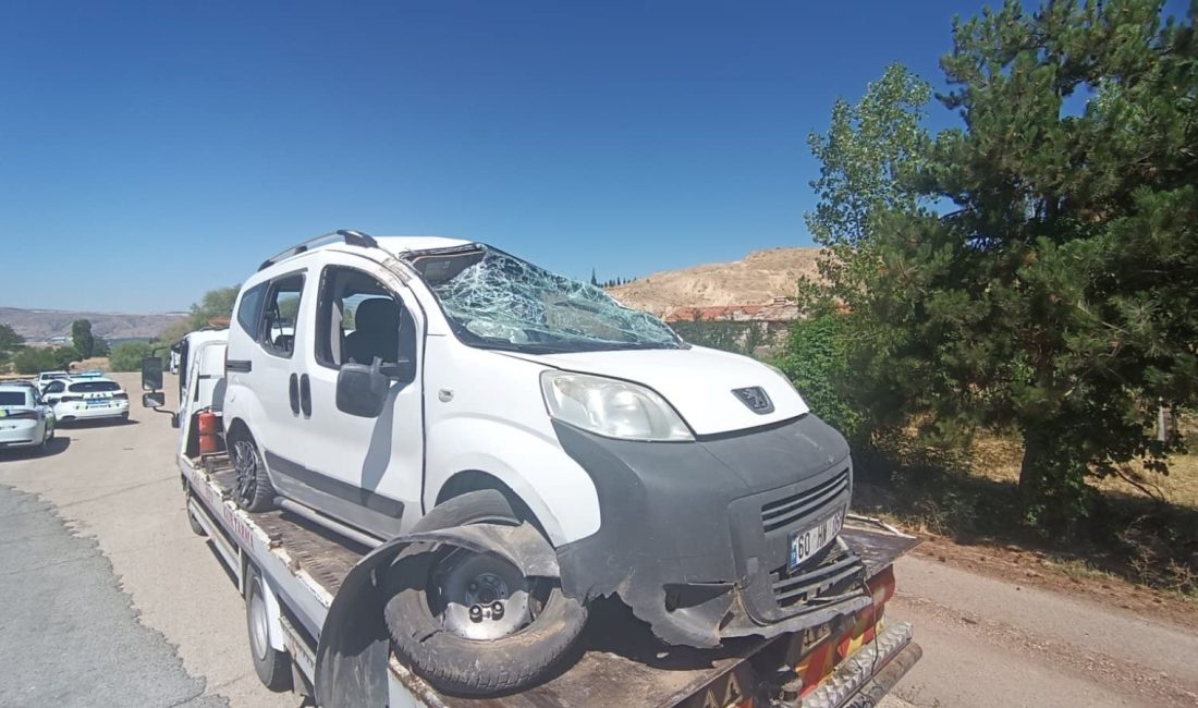 Kırıkkale'de sürücüsünün denetimini kaybettiği hafif ticari araç, su kanalına düştü. Kazada
