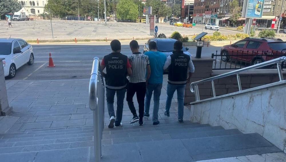 Kırıkkale'de polis takımlarınca düzenlenen uyuşturucu operasyonunda iki kuşkulu tutuklandı.
