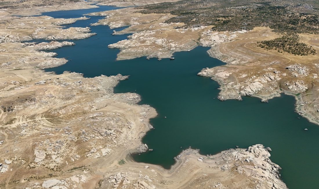 Edirne'ye içme suyu sağlayan Kırklareli'nin Kayalıköy Barajı'nın su düzeyi, kuraklık