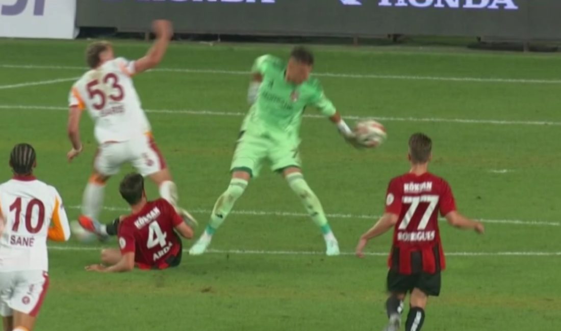 Gaziantep FK'nın kalecisi Burak Bozan, Galatasaray ile oynanan lig maçının
