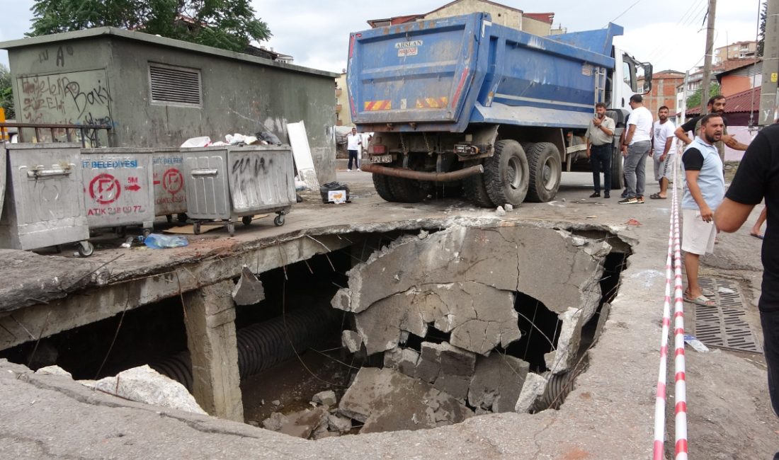 İzmit ilçesinde hafriyat kamyonu, seyir halindeyken beton tabanın çökmesi sonucu