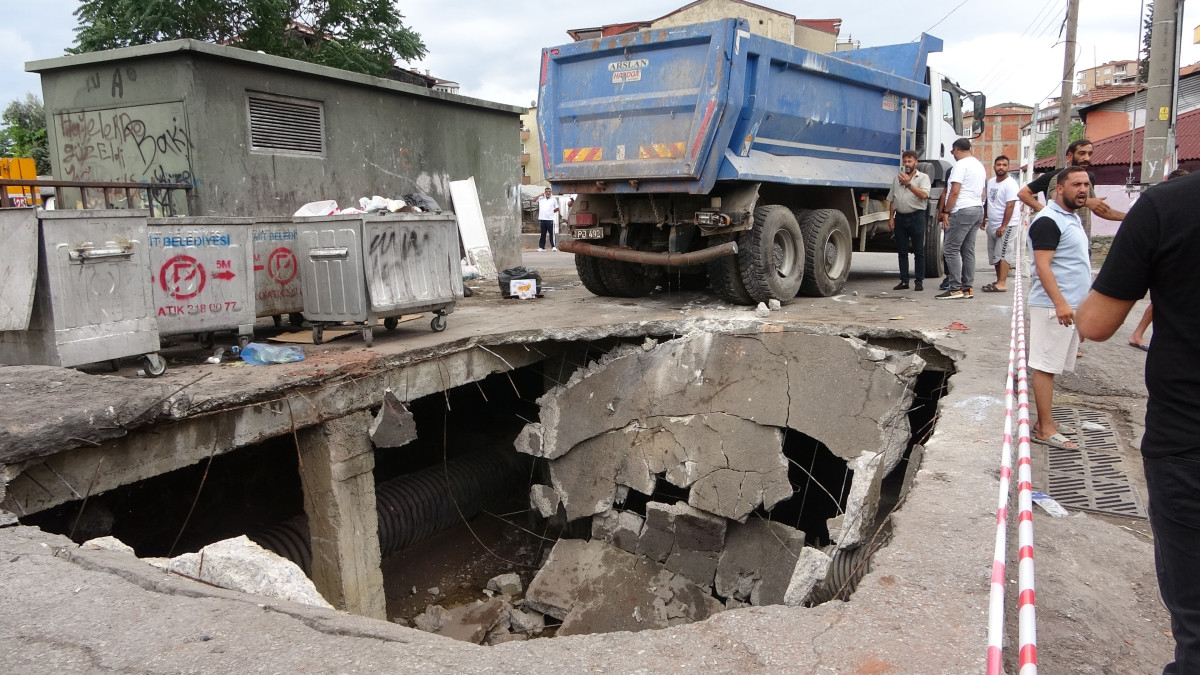 İzmit ilçesinde hafriyat kamyonu, seyir halindeyken beton tabanın çökmesi sonucu
