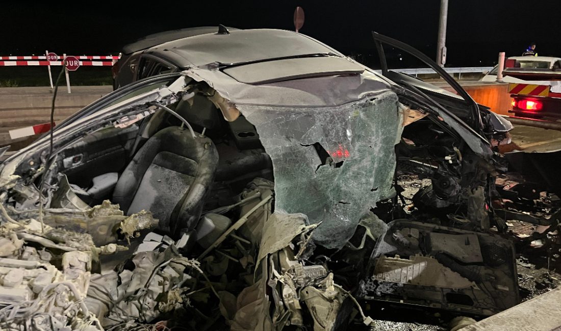Kuzey Marmara Otoyolu gişelerinde beton bariyere çarpan araba hurdaya dönerken