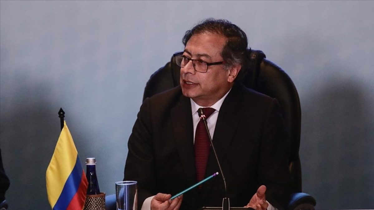 Kolombiya Cumhurbaşkanı Gustavo Petro, ABD'nin Venezuela açıklarına savaş gemileri göndermesine