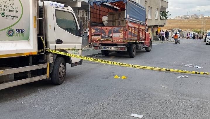 Avcılar'da sokakta karşılaşan komşuların hengamesinde bir kişi öldürüldü.