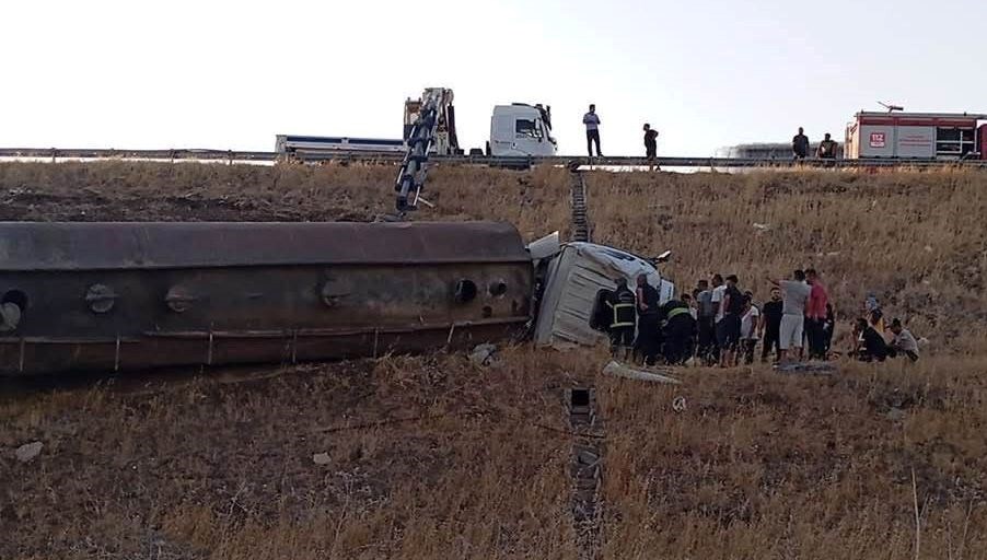 Gaziantep'in Nurdağı ilçesinde denetimden çıkan tanker, şarampole devrildi. Kazada tankerin