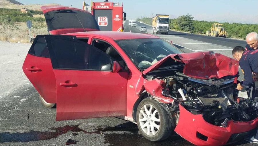 Malatya'da bir araba, çekiciye geriden çarptı. Kazada arabadaki 5 kişi