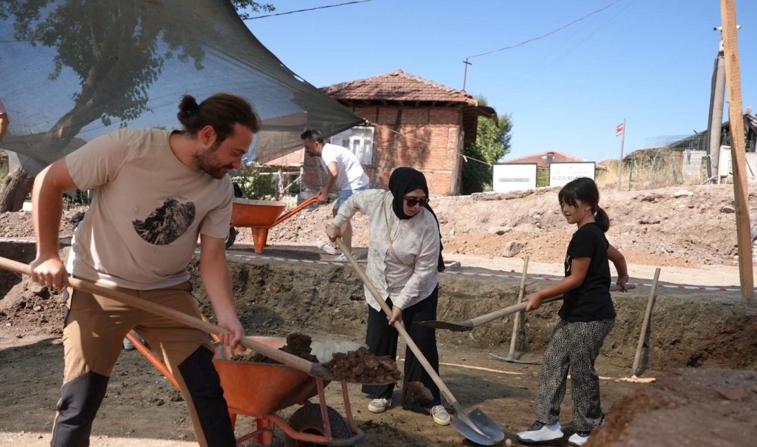 Düzce Belediyesi’nin büyük takviyesiyle sürdürülen Konuralp Antik Tiyatrosu’ndaki hafriyat çalışmalarında