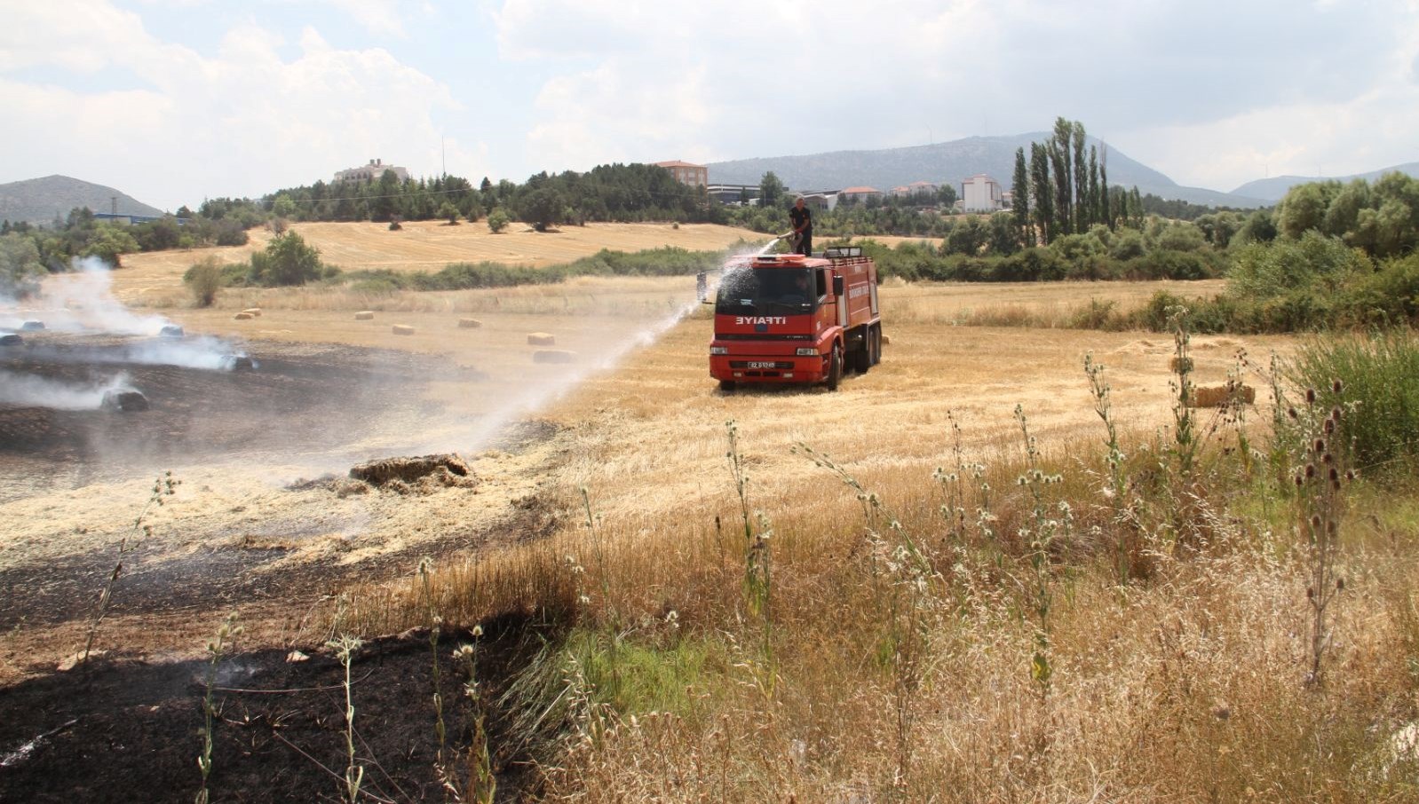 Konya'nın Beyşehir ilçesinde, bir ekin tarlasında çıkan yangın paniğe neden