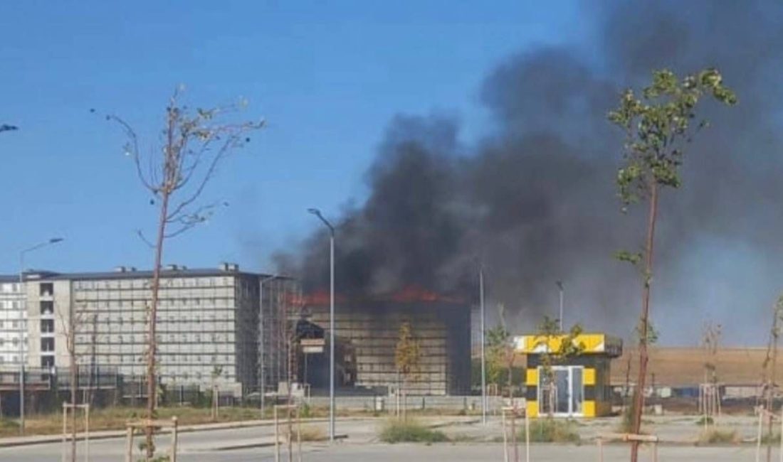Konya'da inşaat halinde olan yurdun çatısındaki yangın paniğe neden oldu.