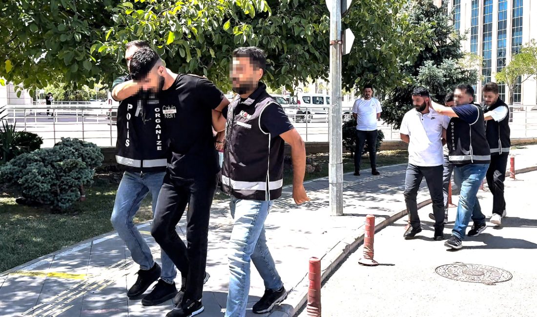 Karatay ilçesinde, plakasız motosikletle önüne geldiği iş yerine, tabancayla ateş