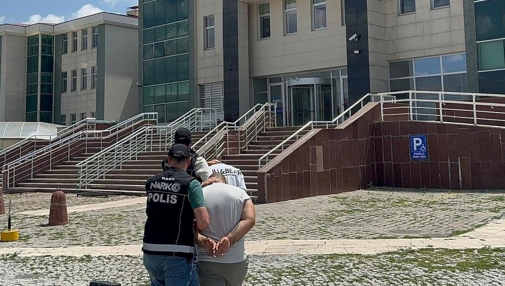Konya'nın Akşehir ilçesinde düzenlenen uyuşturucu operasyonunda yakalanan 3 şüpheliden biri