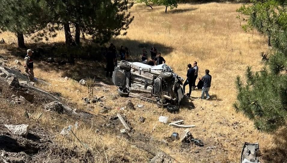 Elazığ'ın Kovancılar ilçesinde hafif ticari araç şarampole devrildi. Kazada 3