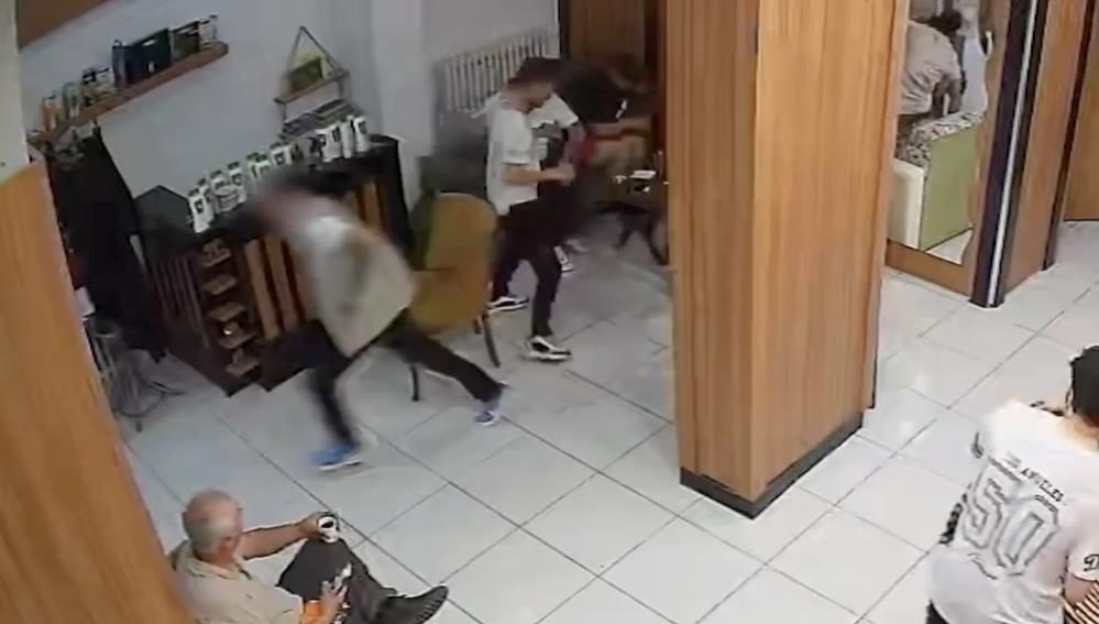 Çorum'da bir kişi, kuaför salonunda husumetlisinin silahlı saldırısına uğradı. Kurşunların
