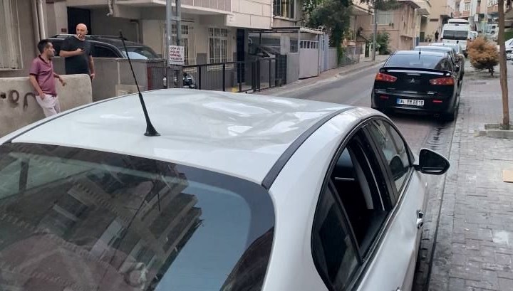 İstanbul Küçükçekmece'de ailesini rehin alan şahıs, polislerin geldiğini görünce 3.