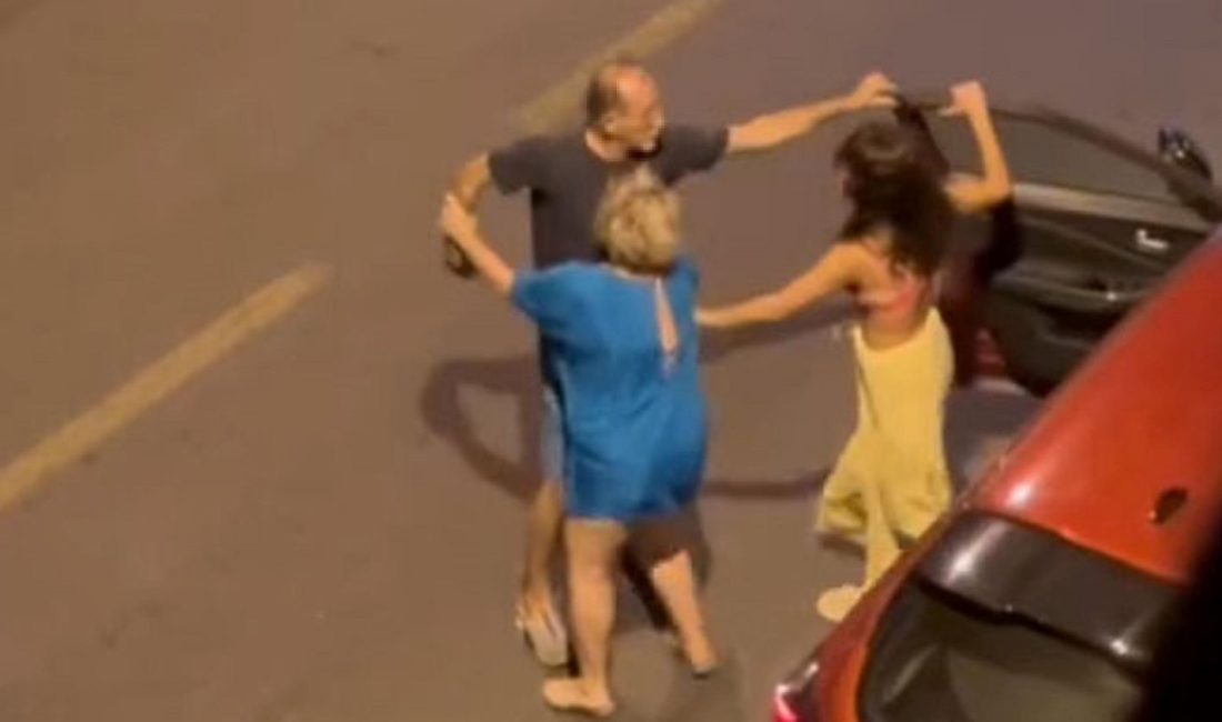 Aydın'ın Kuşadası ilçesinde alkollü olduğu belirtilen bir kişi, tartıştığı iki