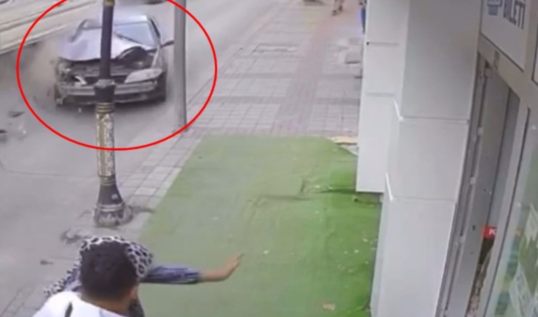 Kentte ehliyetsiz ve alkollü şoförün kullandığı araba, park halindeki kamyonet