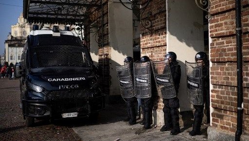 Ukrayna vatandaşı bir adamın, boru sınırlarına patlayıcı yerleştiren kümenin üyesi
