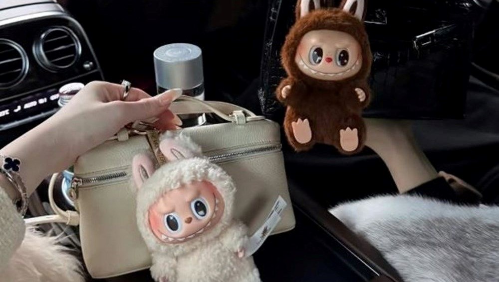 Dünya genelinde moda olan Labubu bebeklerin üreticisi şirket, yılın birinci
